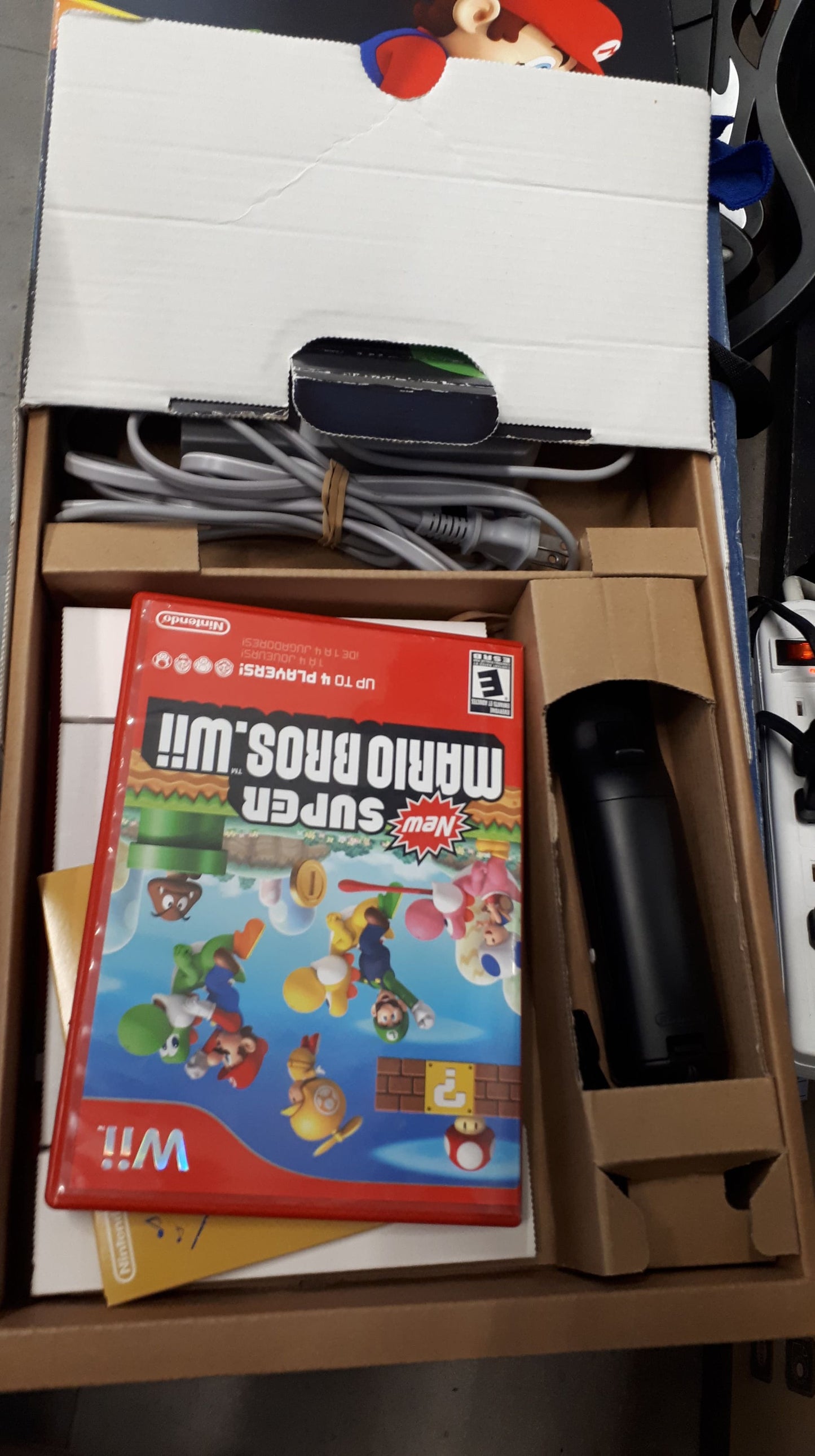 Nintendo Wii Console [New Super Mario Bros. Wii Bundle]